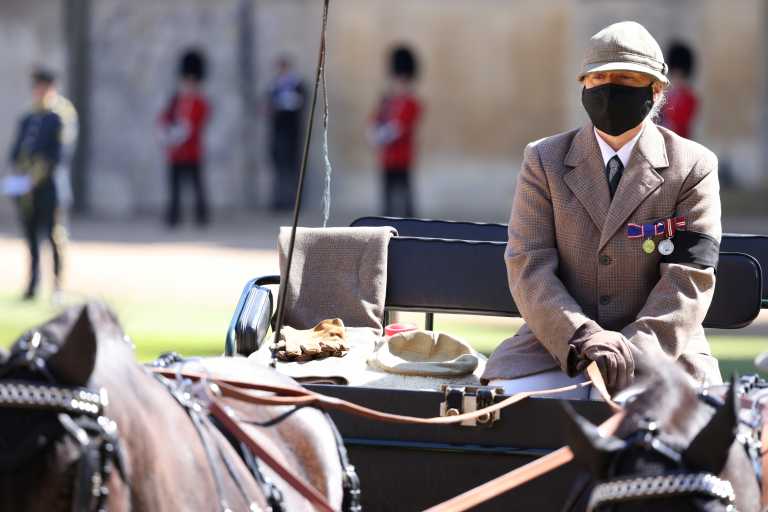 Πρίγκιπας Φίλιππος: Στην κηδεία και η άμαξά του – Το καπέλο και τα γάντια στην θέση του οδηγού (pics, vid)