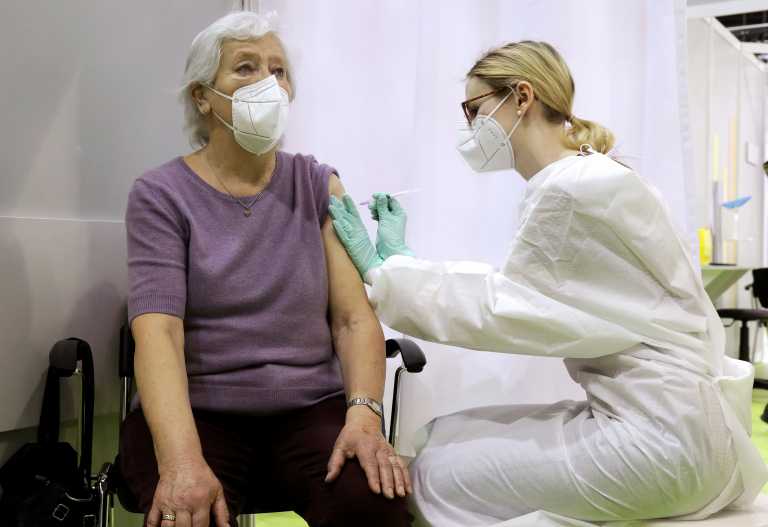 Άρχισε στη Γερμανία η καμπάνια εμβολιασμού με το επικαιροποιημένο εμβόλιο κατά του κορονοϊού