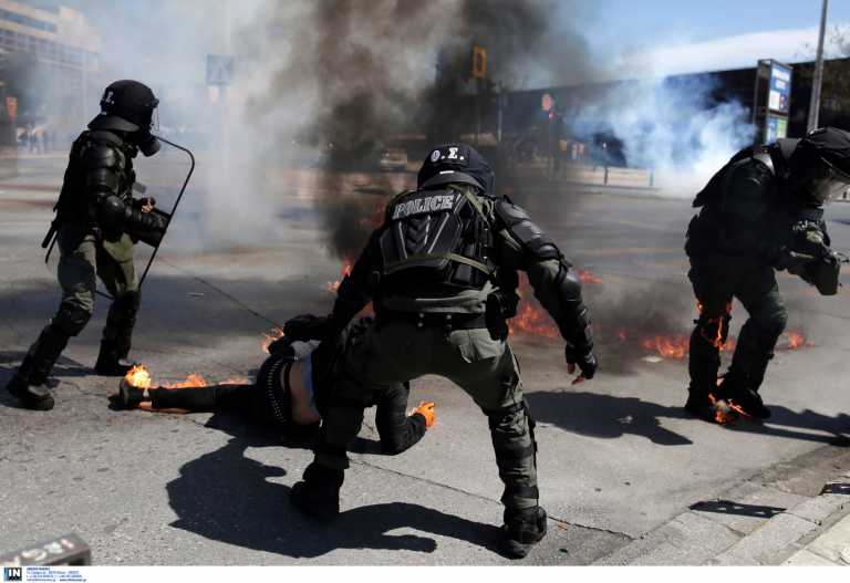 Επεισόδια στην Θεσσαλονίκη - Διαδηλωτής πήρε φωτιά από μολότοφ - Την έσβησαν οι αστυνομικοί (video)
