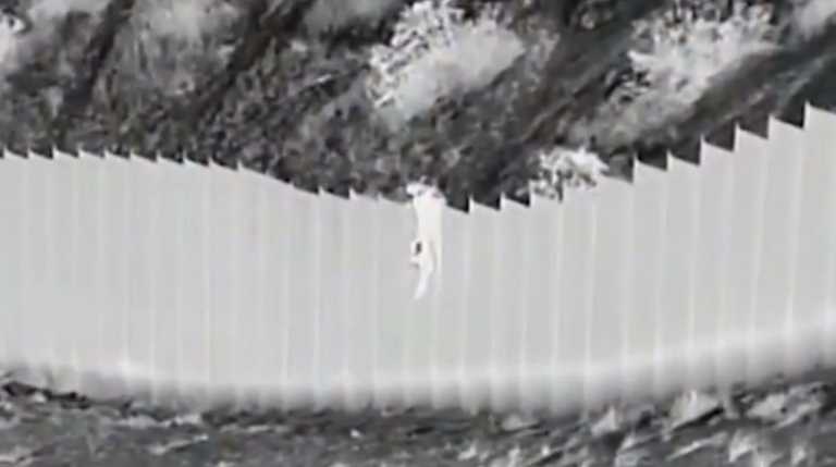 Η στιγμή που ο διακινητής πετά από τοίχο δύο μικρά κοριτσάκια (video)