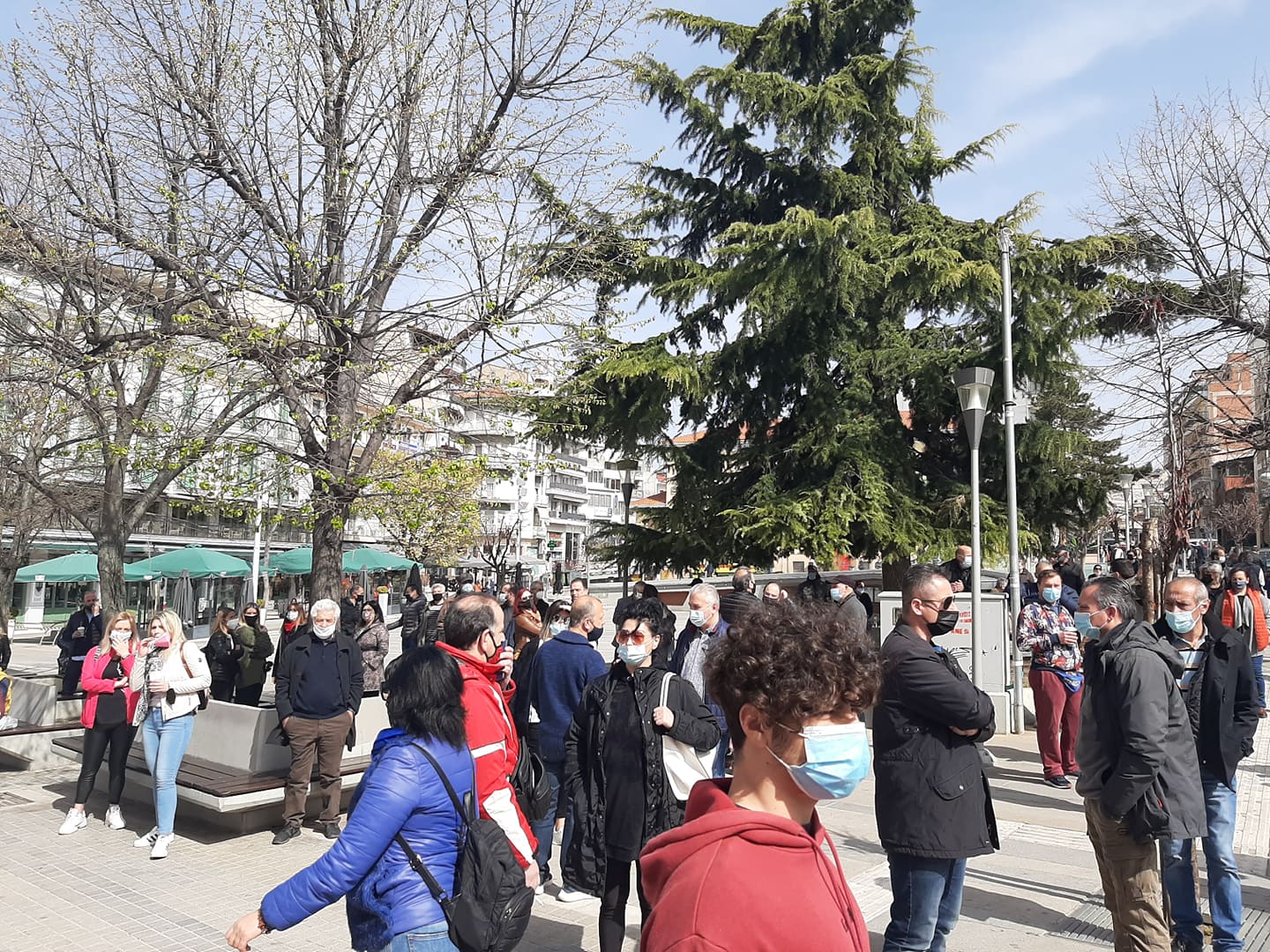 Κοζάνη: Διαμαρτυρία για τα κλειστά καταστήματα – Η στιγμή της έντασης μπροστά στο δημαρχείο (video)