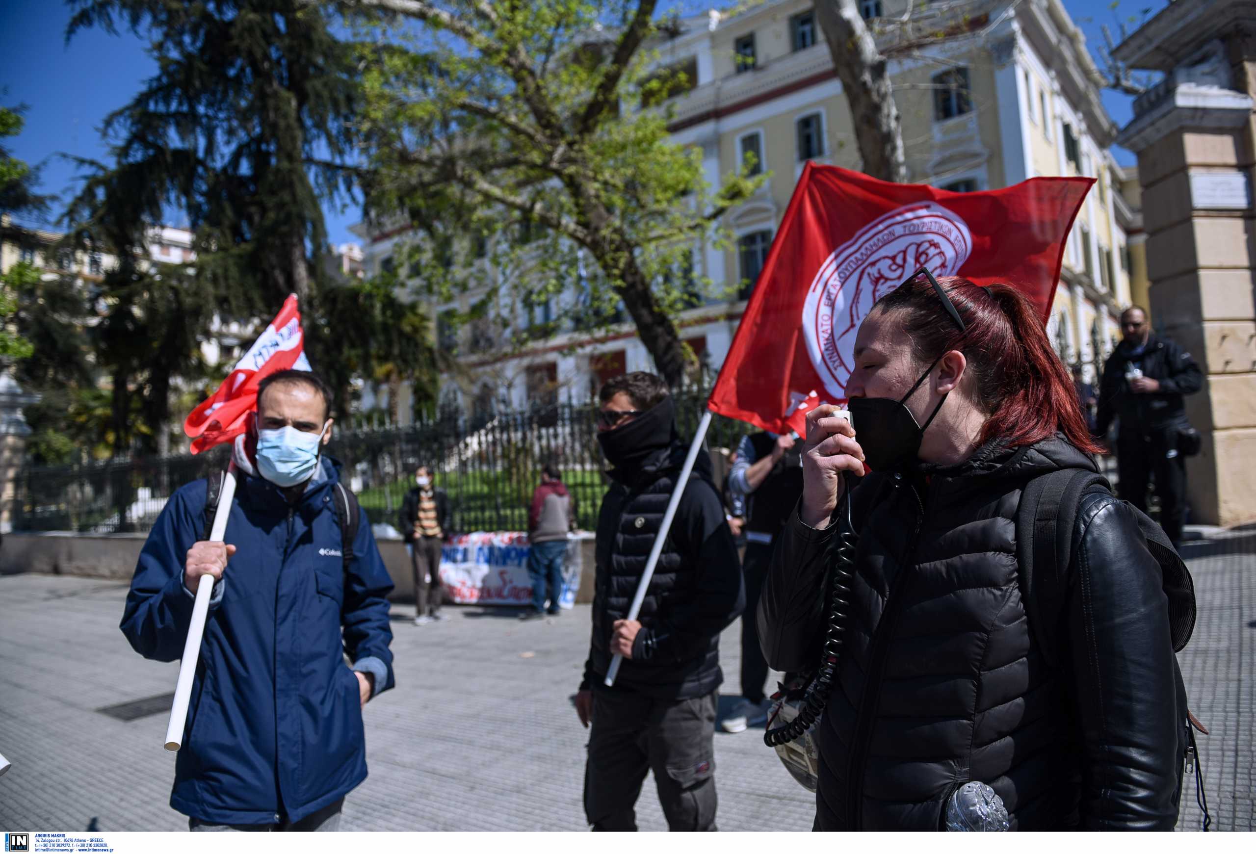 Θεσσαλονίκη: Διαμαρτυρία στο ΥΜΑΘ από το σωματείο ξενοδοχοϋπαλλήλων – «Δεν μπορούμε να ζήσουμε» (video)
