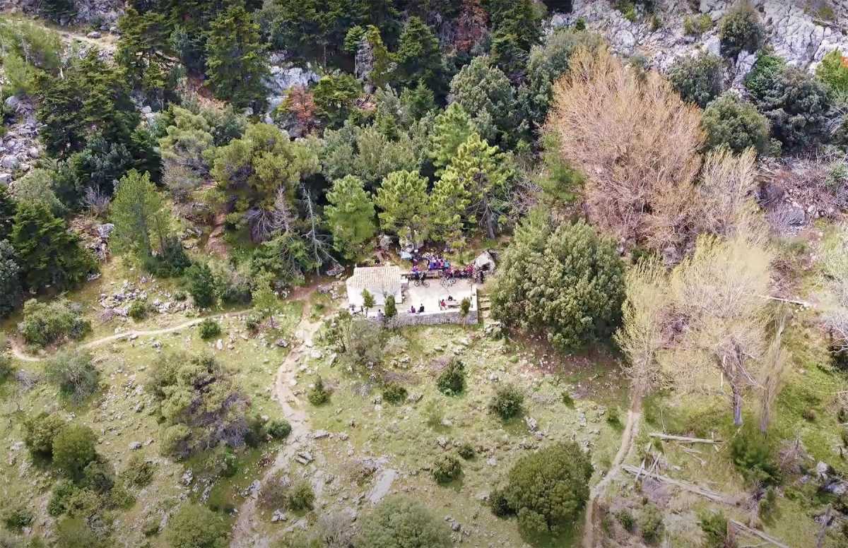 Μεγάλη Παρασκευή – Βόλτα στην Αττική: Το μοναχικό εκκλησάκι στην καρδιά της Πάρνηθας