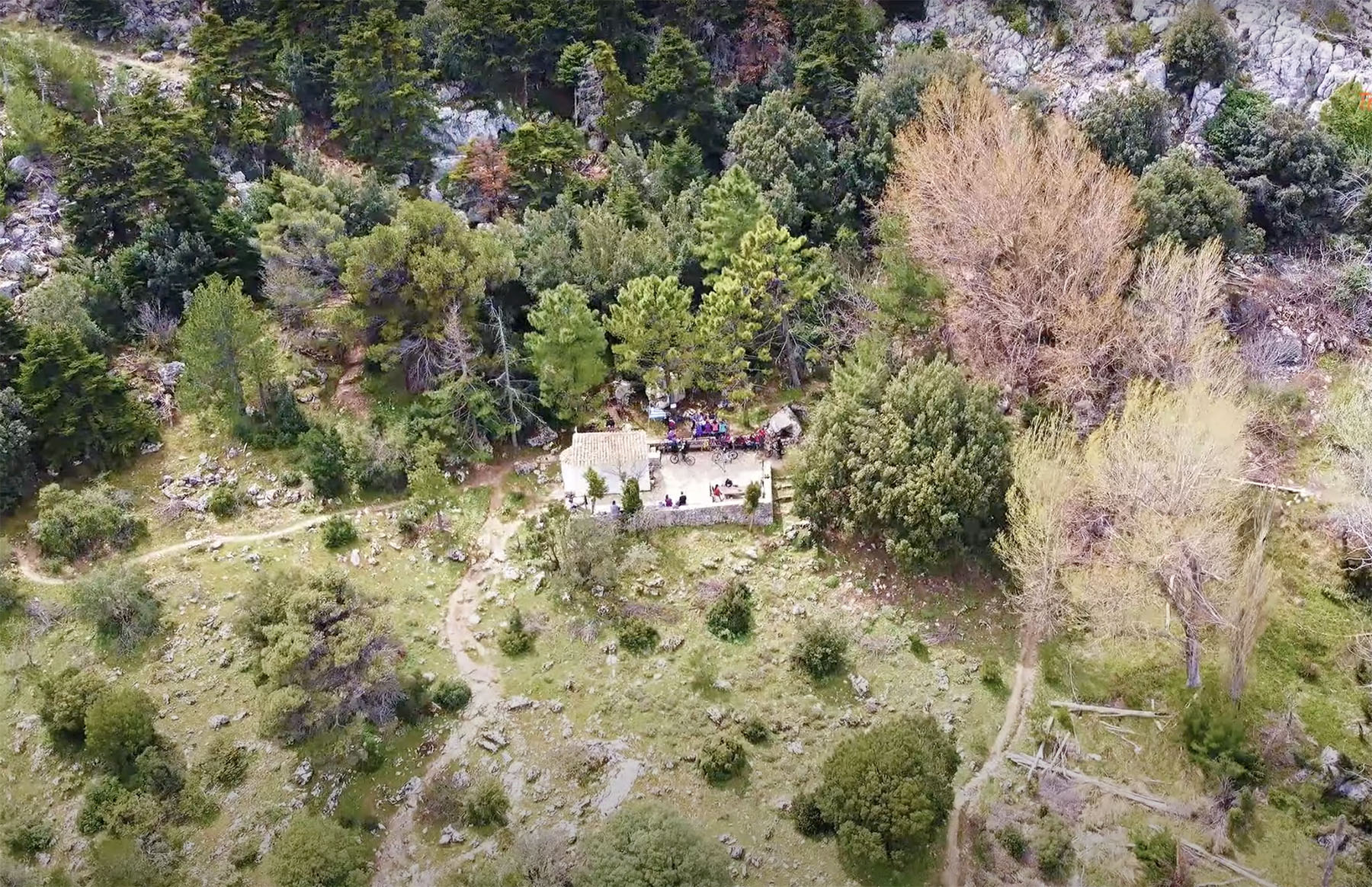 Μεγάλη Παρασκευή – Βόλτα στην Αττική: Το μοναχικό εκκλησάκι στην καρδιά της Πάρνηθας