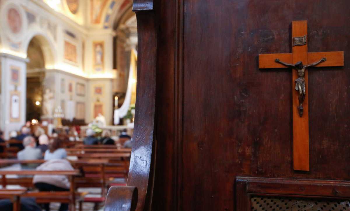 Ιταλία: Ιερέας «δάγκωσε τη λαμαρίνα» και κρέμασε τα άμφια