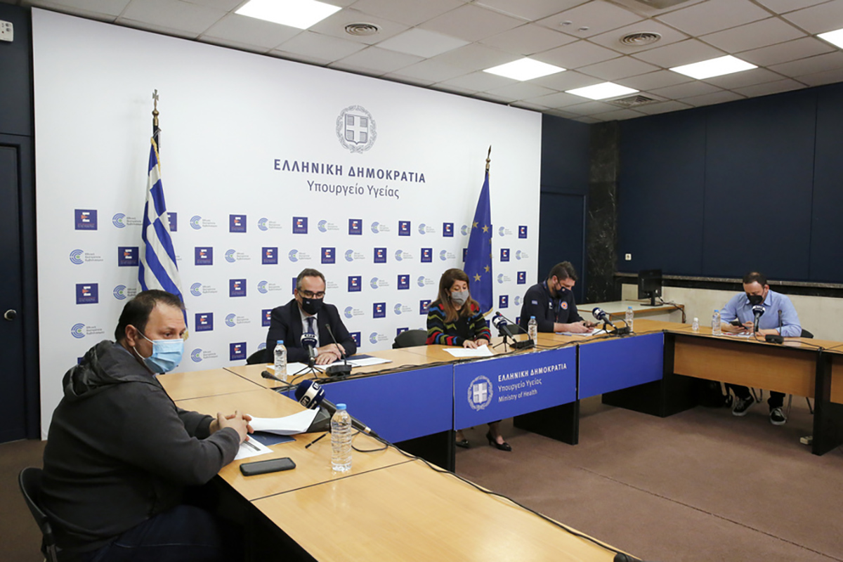 Ο υφουργός Πολιτικής Προστασίας και Διαχείρισης Κρίσεων Νίκος Χαρδαλιάς (2Δ) με τον υφυπουργό Υγείας, Βασίλη Κοντοζαμάνη (2Α), τον ΓΓ Εμπορίου και Προστασίας Καταναλωτή, Πάνο Σταμπουλίδη (Α), την καθηγήτρια Παιδιατρικής Λοιμωξιολογίας και μέλος της Επιτροπής Εμπειρογνωμόνων Βάνα Παπαευαγγέλου (3Α) και τον επίκουρο καθηγητή Επιδημιολογίας και μέλος της Επιτροπής Εμπειρογνωμόνων Γκίκα Μαγιορκίνη (Δ) μιλούν στη συνέντευξη Τύπου για την ενημέρωση των διαπιστευμένων συντακτών σχετικά με τις εξελίξεις στο μέτωπο της πανδημίας του Covid-19, στο Υπουργείο Υγείας, Αθήνα, Παρασκευή 23 Απριλίου 2021.ΑΠΕ-ΜΠΕ