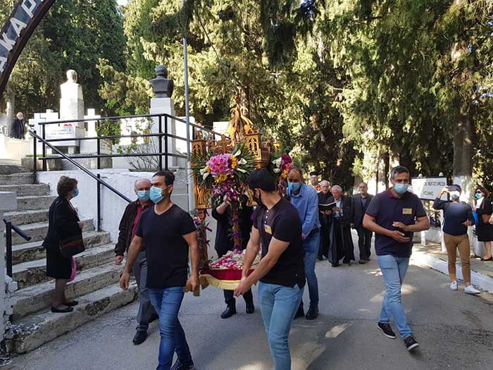 Εκατοντάδες πιστοί στην περιφορά του Επιταφείου στα νεκροταφεία της Κοζάνης (βίντεο και φωτό) 1