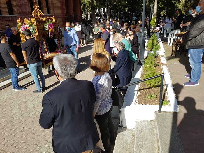 Εκατοντάδες πιστοί στην περιφορά του Επιταφείου στα νεκροταφεία της Κοζάνης (βίντεο και φωτό) 2