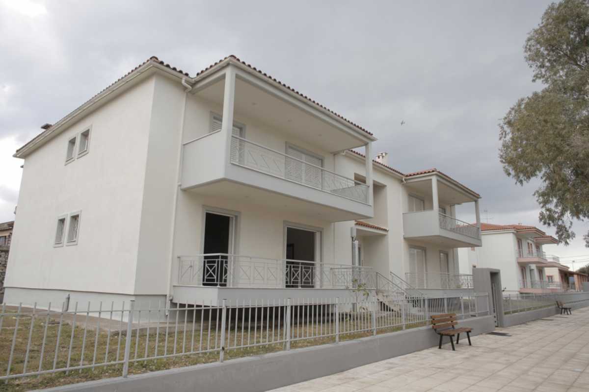 Εργατική κατοικία την ημέρα παράδοσης  των πρώτων 40 εργατικών κατοικιών του οικισμού «Ελευσίνα ΙV» του ΟΑΕΔ στους δικαιούχους οικιστές, παρουσία του υπουργού Εργασίας και Κοινωνικών Υποθέσεων Κωστή Χατζηδάκη και του Διοικητή του Οργανισμού Σπύρου Πρωτοψάλτη, στην Ελευσίνα, Παρασκευή 9 Απριλίου 2021.  ΑΠΕ-ΜΠΕ