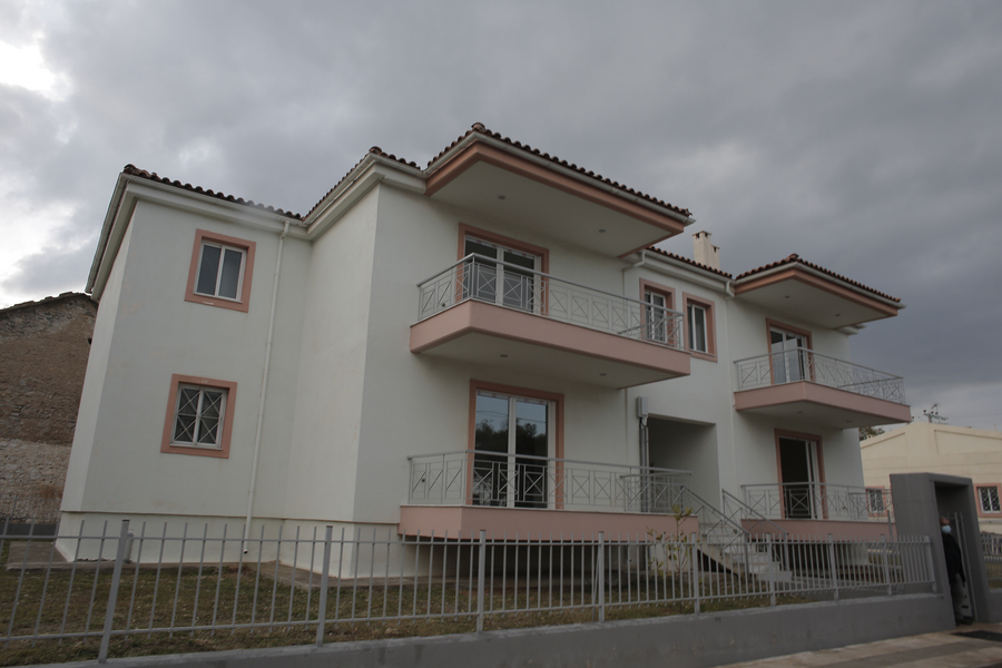 Εργατική κατοικία την ημέρα παράδοσης  των πρώτων 40 εργατικών κατοικιών του οικισμού «Ελευσίνα ΙV» του ΟΑΕΔ στους δικαιούχους οικιστές, παρουσία του υπουργού Εργασίας και Κοινωνικών Υποθέσεων Κωστή Χατζηδάκη και του Διοικητή του Οργανισμού Σπύρου Πρωτοψάλτη, στην Ελευσίνα, Παρασκευή 9 Απριλίου 2021.  ΑΠΕ-ΜΠΕ