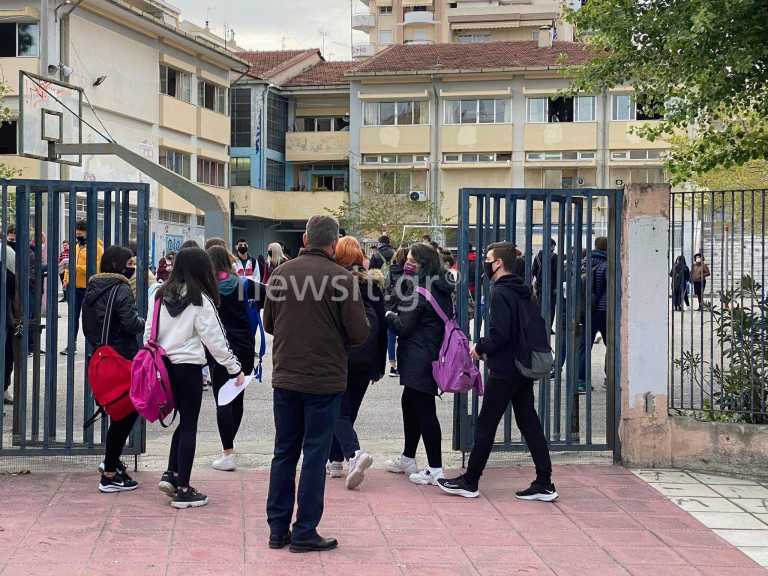 Θεσσαλονίκη: Έκανε self test και μπήκε για μάθημα το παιδί της γυναίκας που συνελήφθη στον Εύοσμο (pics)