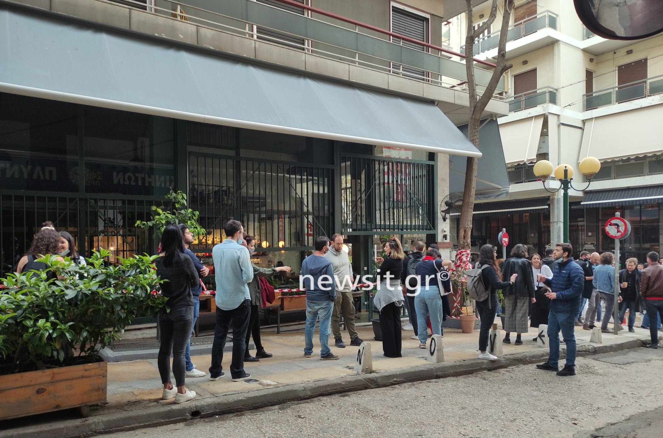 Εξάρχεια: Κοσμοσυρροή στους πεζοδρόμους για take away ποτά χωρίς μέτρα