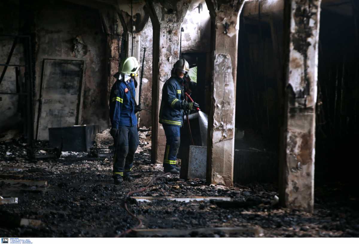 Υπό έλεγχο η φωτιά σε κτίριο μέσα στο Άλσος Καισαριανής (pics)