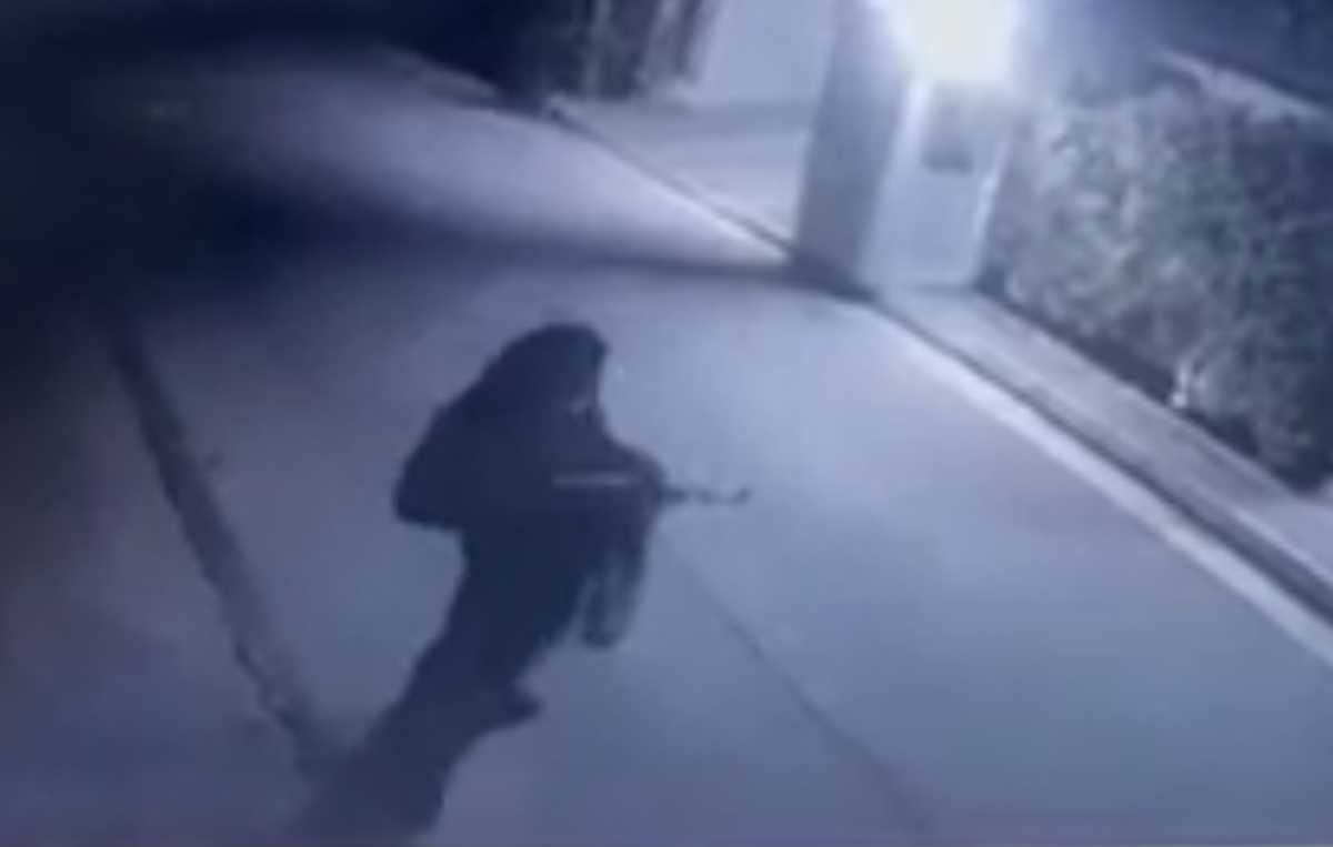 Μένιος Φουρθιώτης: Η στιγμή που άγνωστος πυροβολεί το σπίτι του (video)