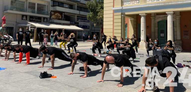 Ηράκλειο: Διαμαρτυρήθηκαν κάνοντας ασκήσεις στην πλατεία για το κλείσιμο των γυμναστηρίων (pics)