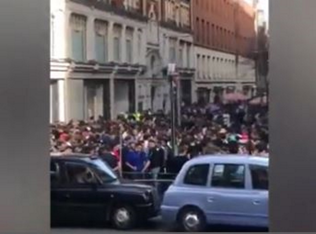Λονδίνο: Απίστευτες εικόνες έξω από τα Harrods – Πλήθος κόσμου χωρίς μάσκες έκλεισε τον δρόμο (pic, vid)