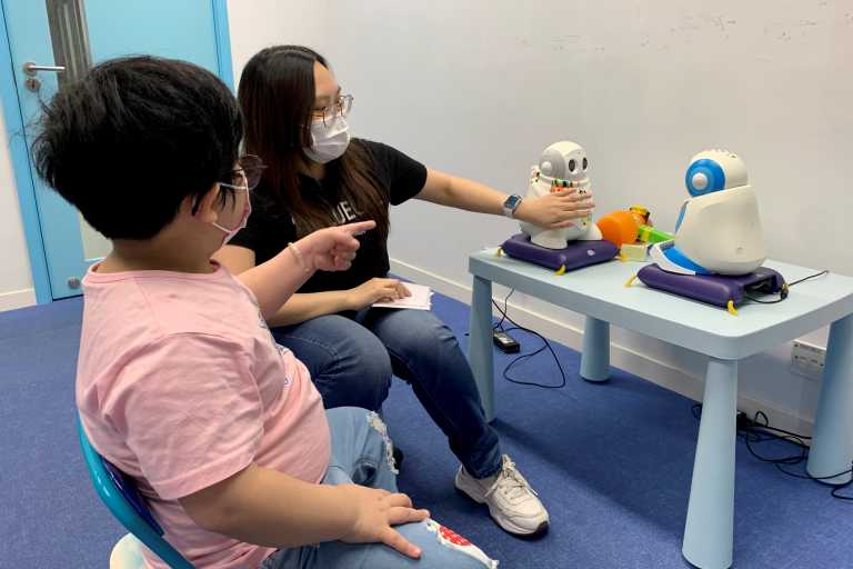Στο Χονγκ Κονγκ χρησιμοποιούν ρομπότ για την κοινωνικοποίηση των παιδιών με αυτισμό