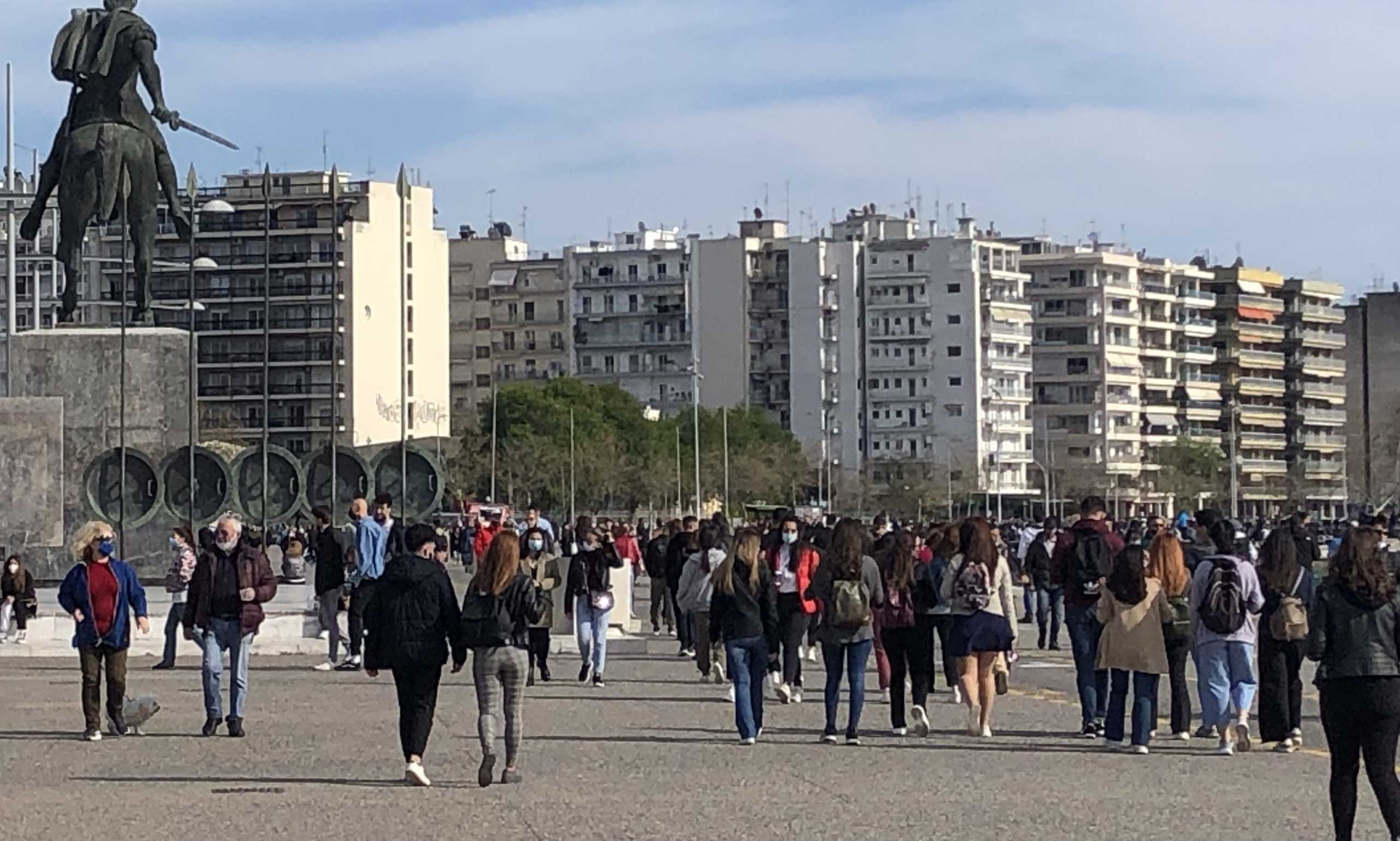 Θεσσαλονίκη: Βόλτες στην παραλία – Αυξήθηκε ο κόσμος από το μεσημέρι και μετά (pics)