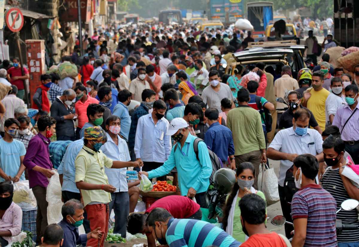 People shop at a crowded marketplace amidst the spread of the coronavirus disease (COVID-19) in Mumbai, India, April 21, 2021. REUTERS