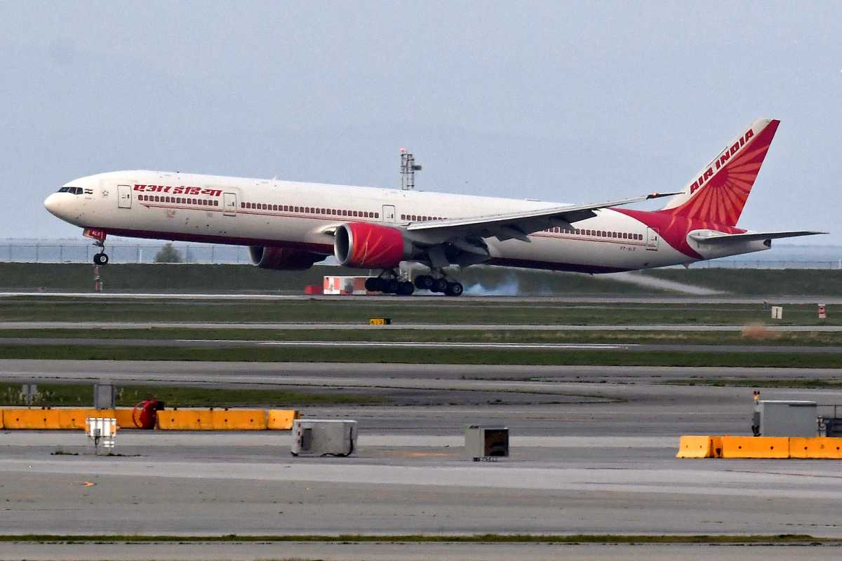 Air India flight 185 arrives from New Delhi, narrowly beating the cut-off after Canada's government temporarily barred passenger flights from India and Pakistan for 30 days, at Vancouver International Airport in Richmond, British Columbia, Canada April 23, 2021.  REUTERS