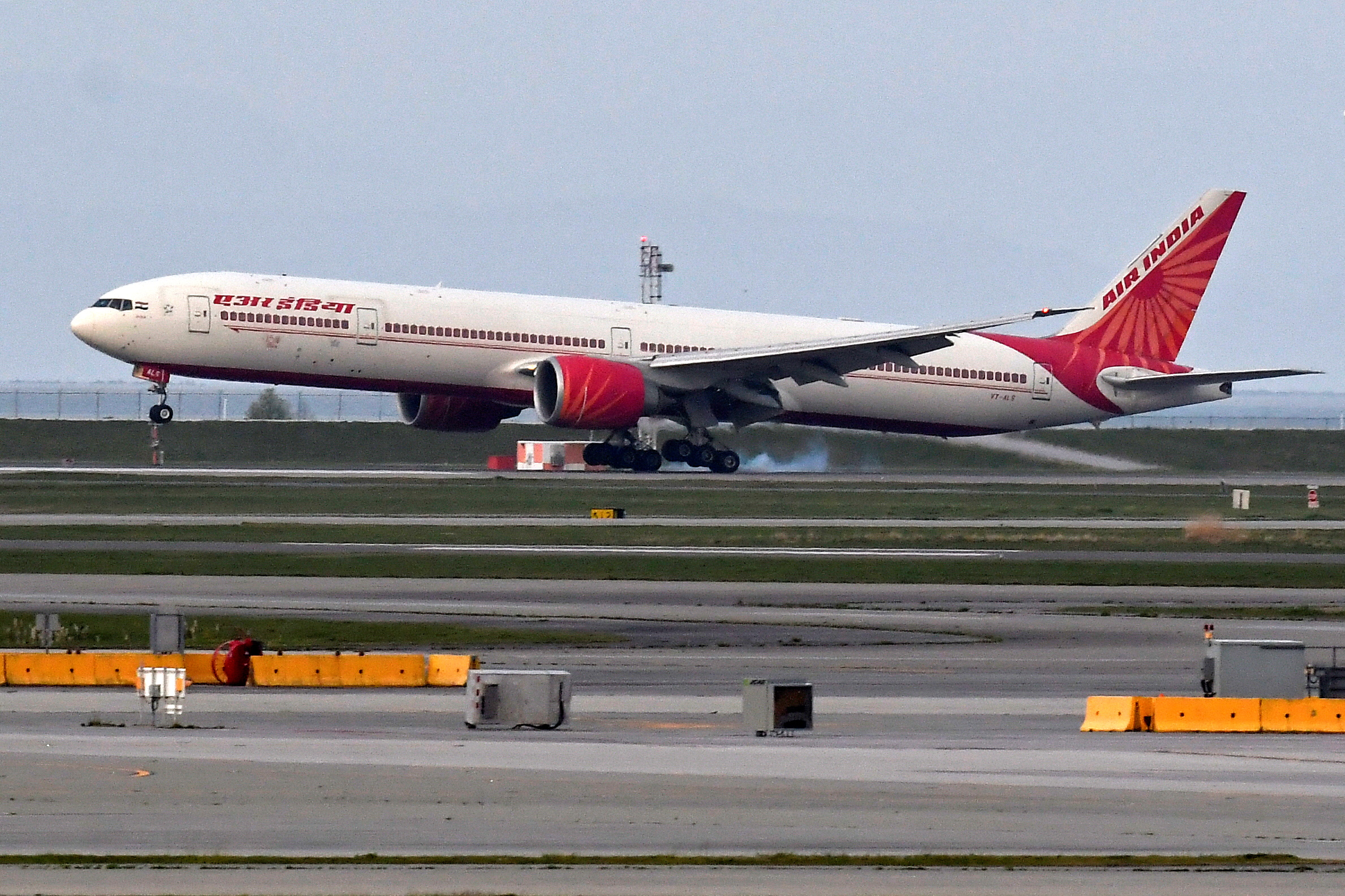 Air India flight 185 arrives from New Delhi, narrowly beating the cut-off after Canada's government temporarily barred passenger flights from India and Pakistan for 30 days, at Vancouver International Airport in Richmond, British Columbia, Canada April 23, 2021.  REUTERS