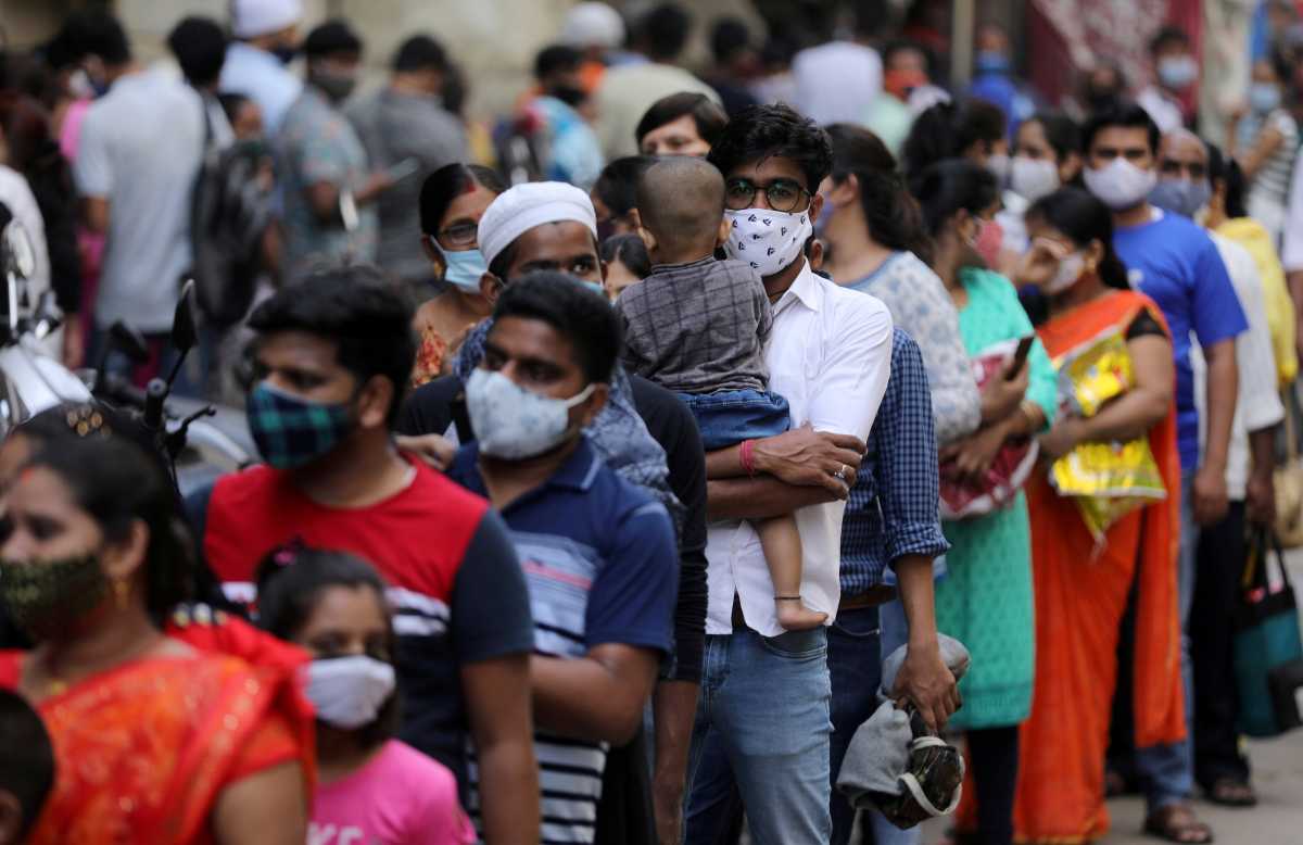 FILE PHOTO: People wait in a line to enter a supermarket amidst the spread of the coronavirus disease (COVID-19) in Mumbai, India, April 4, 2021. REUTERS