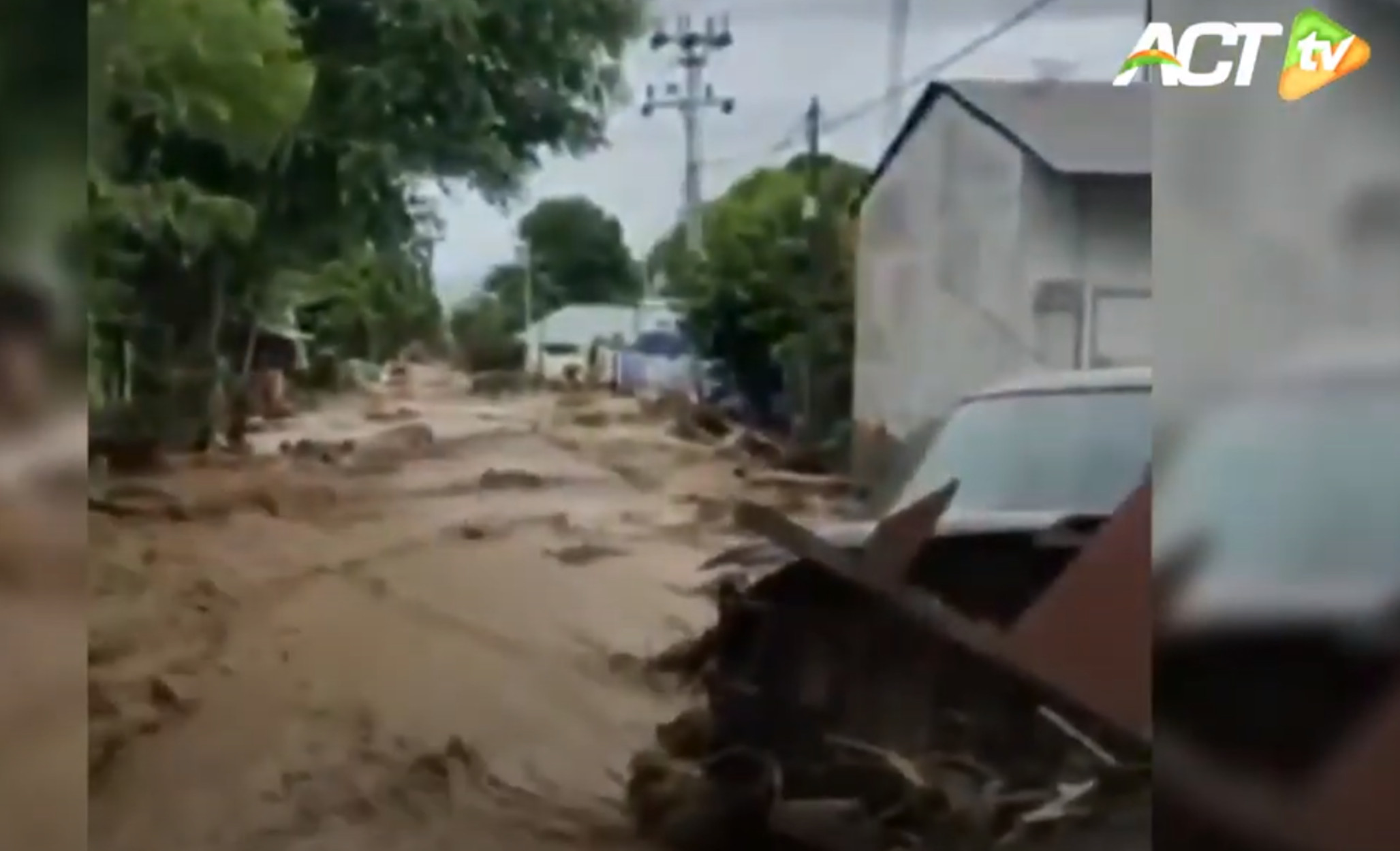 Ινδονησία: Νέα τραγωδία! 44 νεκροί από πλημμύρες και κατολισθήσεις (video)