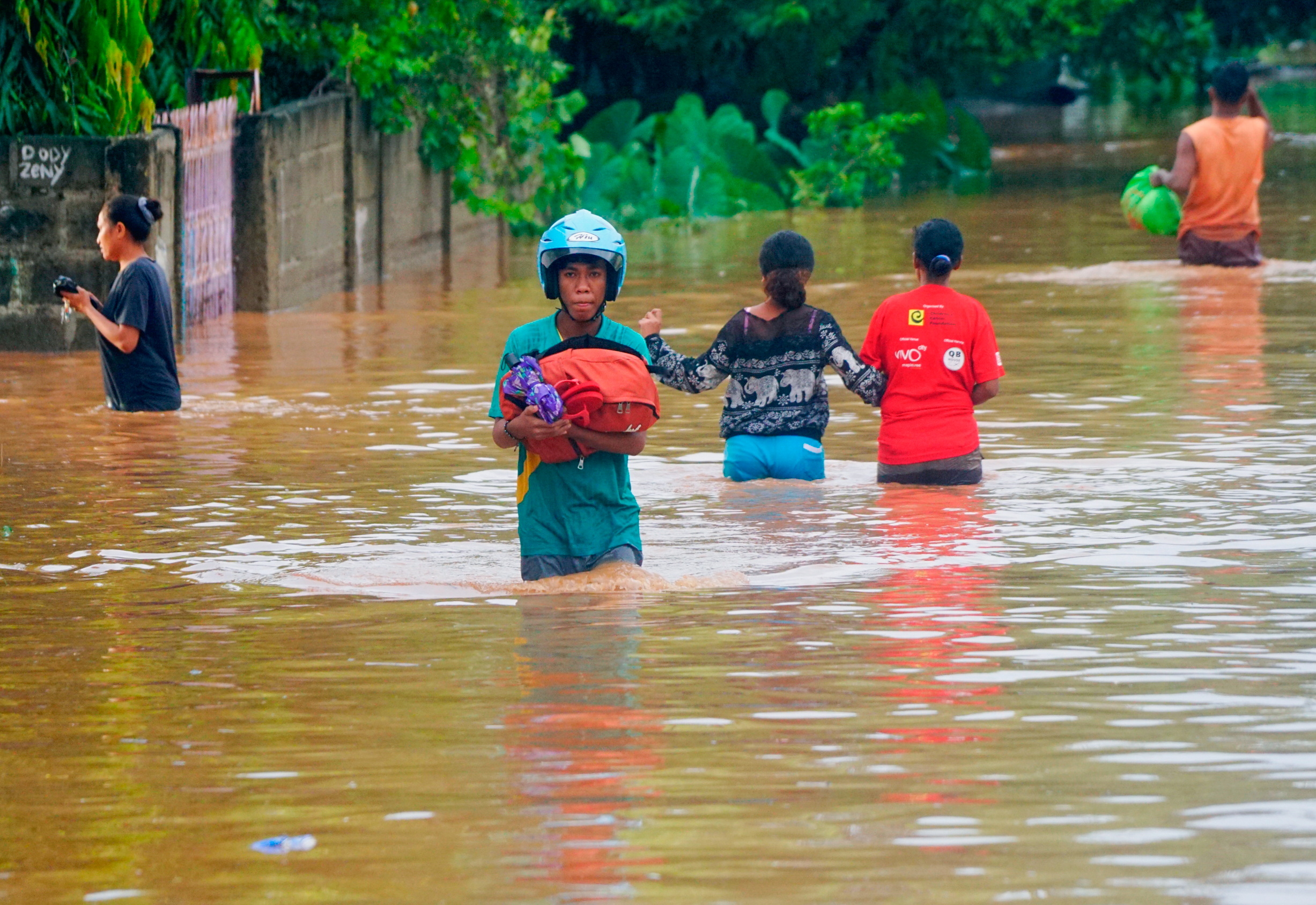 Φονικές πλημμύρες στην Ινδονησία: Τουλάχιστον 157 νεκροί, δεκάδες αγνοούμενοι (pics, vids)