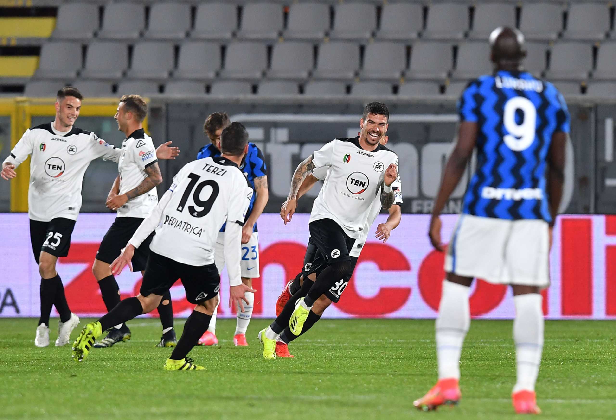 Soccer Football - Serie A - Spezia v Inter Milan - Stadio Dino Manuzzi, La Spezia, Italy - April 21, 2021 Spezia's Diego Farias celebrates scoring their first goal with teammates REUTERS