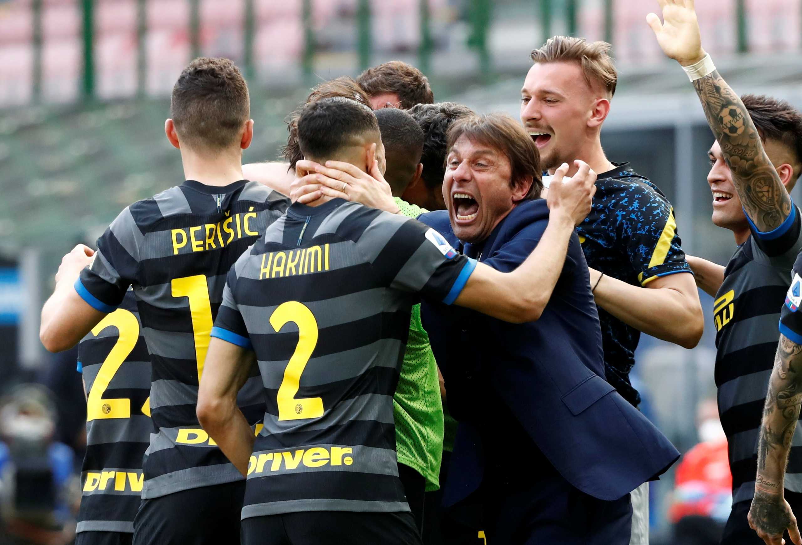 Soccer Football - Serie A - Inter Milan v Hellas Verona - San Siro, Milan, Italy - April 25, 2021 Inter Milan's Matteo Darmian celebrates scoring their first goal with teammates and coach Antonio Conte REUTERS