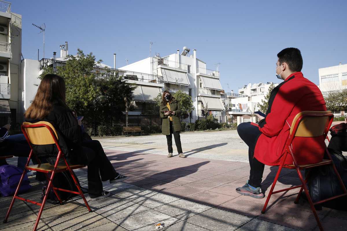 Σε λύκειο στο Ίλιον η Κεραμέως – Έγινε μάθημα… στο προαύλιο! (pics)
