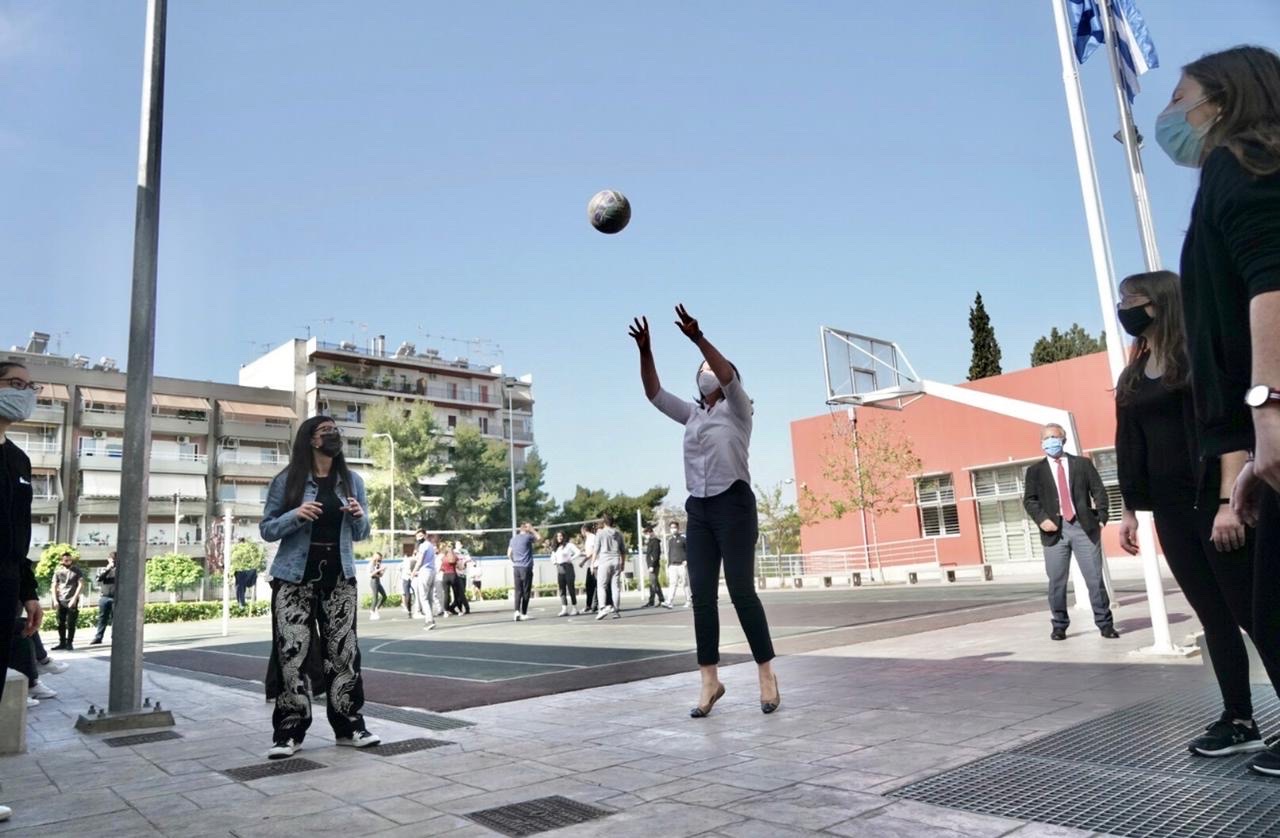 Η Νίκη Κεραμέως έπαιξε βόλεϊ με μαθητές