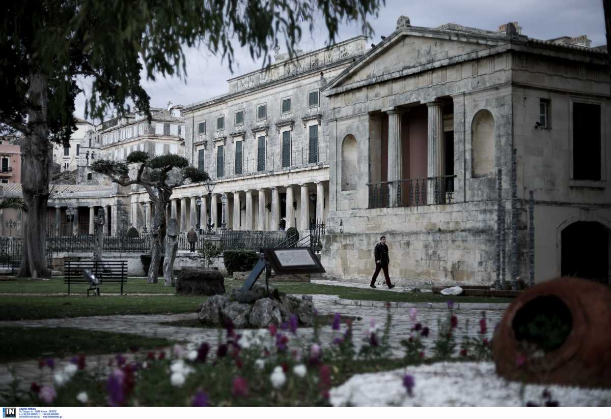 Το ελληνικό νησί που έχει τη μεγαλύτερη πλατεία των Βαλκανίων