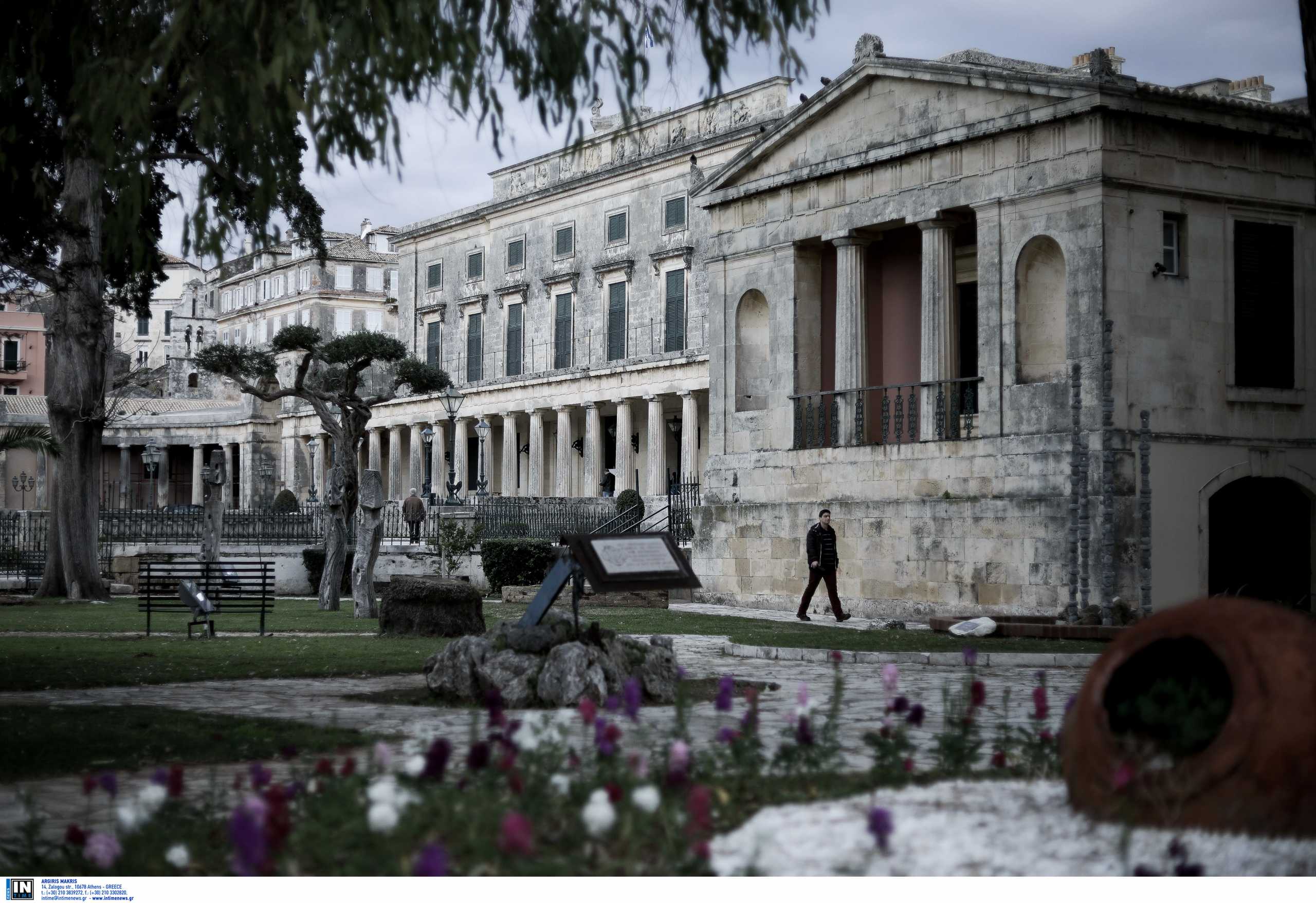 Το ελληνικό νησί που έχει τη μεγαλύτερη πλατεία των Βαλκανίων