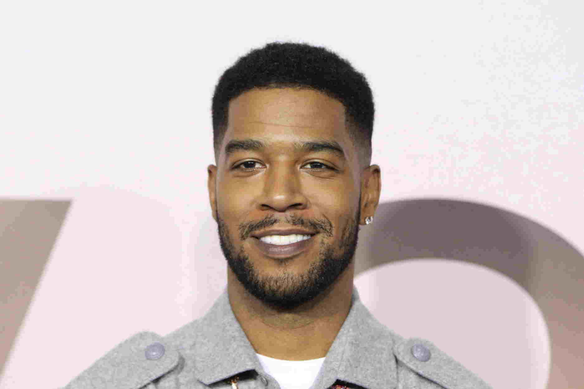 Ο Kid Cudi εμφανίστηκε με ένα λουδουδάτο φόρεμα στο SNL και έγινε viral