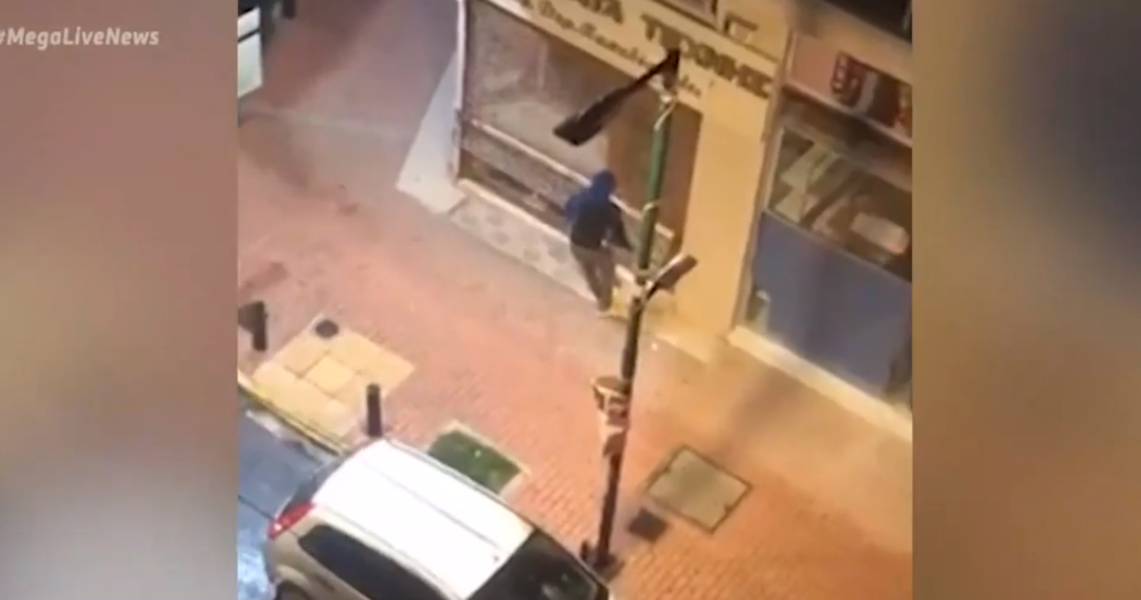 Βύρωνας: Βίντεο ντοκουμέντο από ληστεία σε κοσμηματοπωλείο – Τους κατέγραψαν γείτονες από το μπαλκόνι