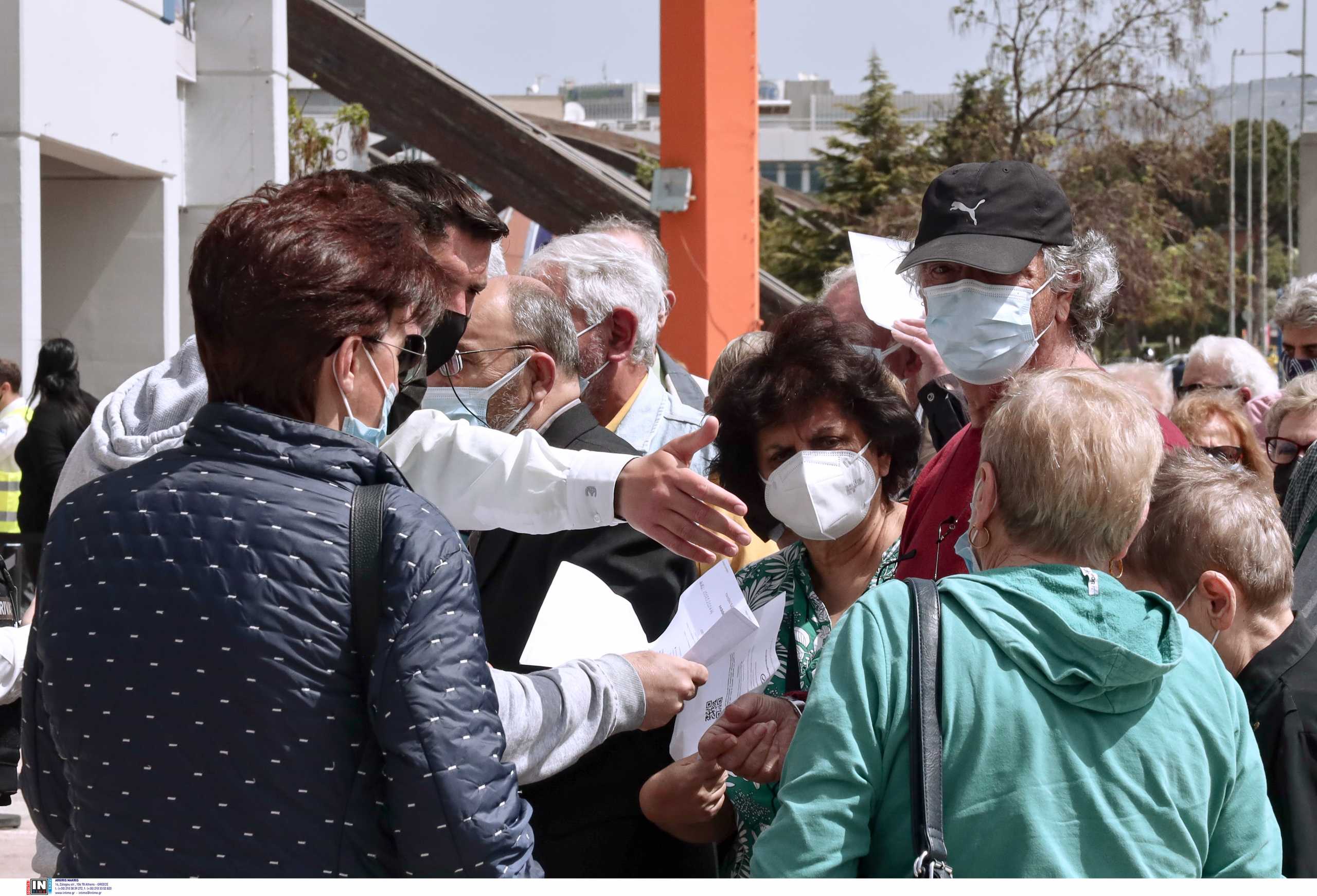 «Συνωστισμός» στο εμβολιαστικό Προμηθέας στο Μαρούσι – Ουρές για εμβολιασμό (pics)