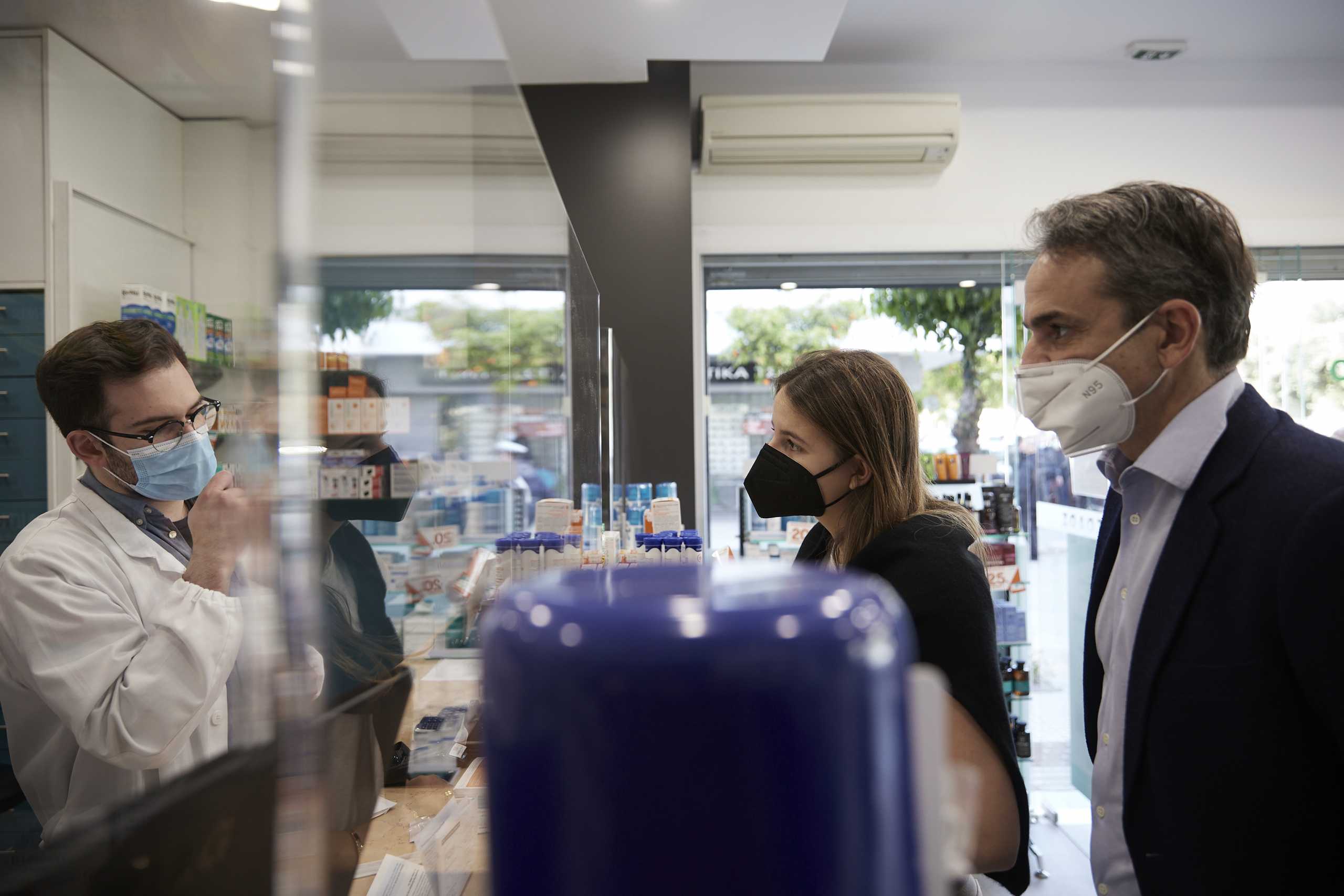 Μητσοτάκης: Σε φαρμακείο στην Καλλιθέα με την κόρη του για να προμηθευτεί self test