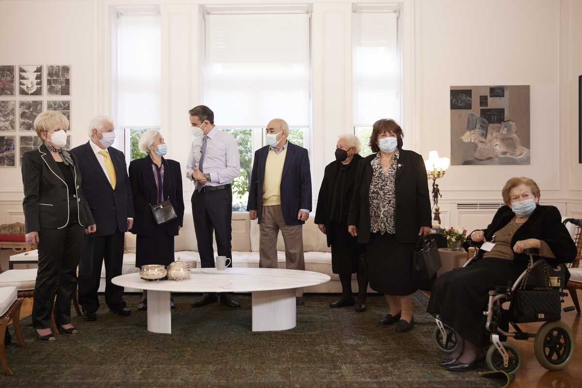 2021.04.08 Συζήτηση του Πρωθυπουργού Κυριάκου Μητσοτάκη με εμβολιασμένους με αφορμή τα 2 εκατ. εμβόλια στο γραφείο του στο Μέγαρο Μαξίμου. Αθήνα, 08 Απριλίου 2021 (Γραφείο τύπου Πρωθυπουργού