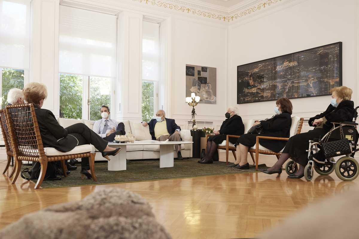 2021.04.08 Συζήτηση του Πρωθυπουργού Κυριάκου Μητσοτάκη με εμβολιασμένους με αφορμή τα 2 εκατ. εμβόλια στο γραφείο του στο Μέγαρο Μαξίμου. Αθήνα, 08 Απριλίου 2021 (Γραφείο τύπου Πρωθυπουργού