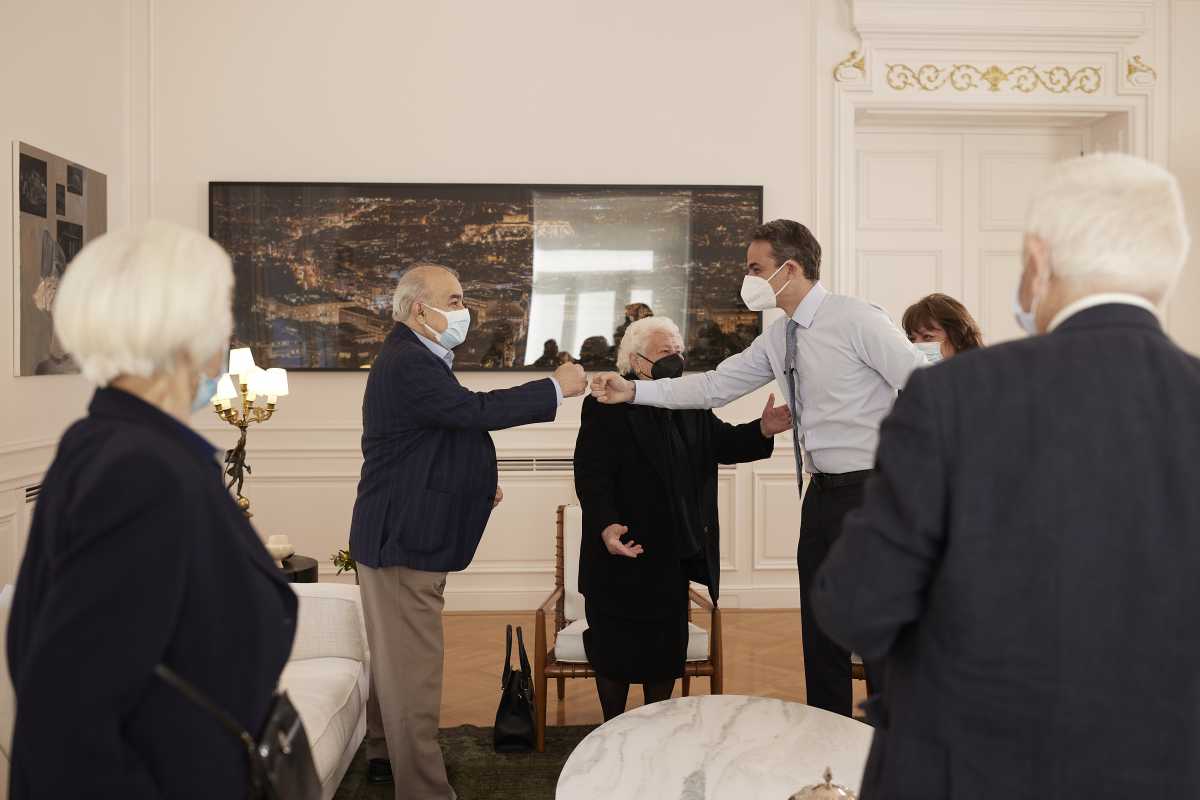 2021.04.08 Συζήτηση του Πρωθυπουργού Κυριάκου Μητσοτάκη με εμβολιασμένους με αφορμή τα 2 εκατ. εμβόλια στο γραφείο του στο Μέγαρο Μαξίμου. Αθήνα, 08 Απριλίου 2021 (Γραφείο τύπου Πρωθυπουργού