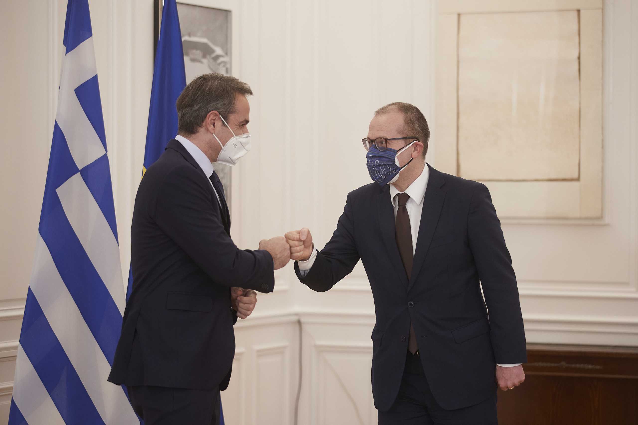 2021.04.16 Συνάντηση του Πρωθυπουργού Κυριάκου Μητσοτάκη με τον περιφερειακό διευθυντή Ευρώπης του Π.Ο.Υ. - Χανς Κλούγκε. Αθήνα, 16 Απριλίου 2021 (Γραφείο τύπου Πρωθυπουργού
