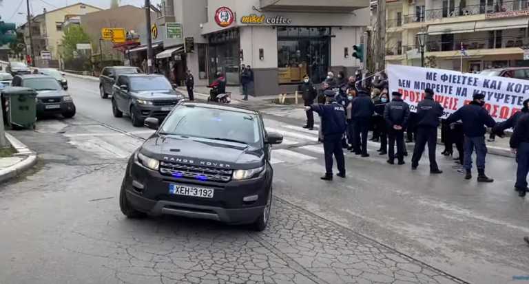 Θεσσαλονίκη: «Θερμή» υποδοχή στον Κυριάκο Μητσοτάκη – Δείτε τι έγινε όταν πέρασε η αυτοκινητοπομπή του πρωθυπουργού (video)