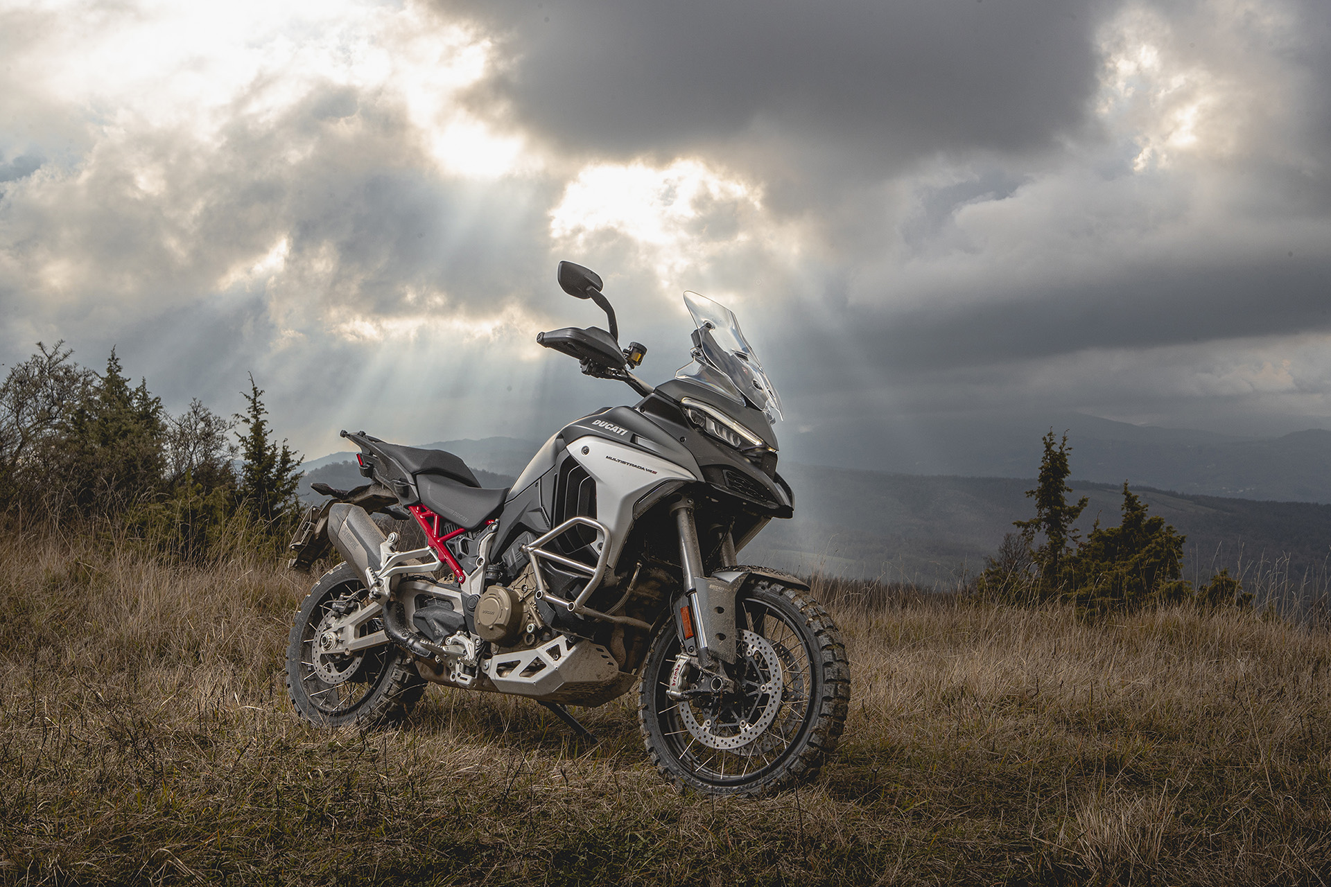 Ç íÝá Ducati Multistrada V4 Ýöôáóå óôçí ÅëëÜäá êáé áðü ôçí ÐÝìðôç 11 Öåâñïõáñßïõ èá âñßóêåôáé óôï Ducati Athens êáé óôï äßêôõï ÅîïõóéïäïôçìÝíùí Óõíåñãáôþí ôçò  Ducati óå üëç ôçí ÅëëÜäá

â¢                     Ç èñõëéêÞ ìïôïóõêëÝôá ôçò Ducati, óôçí ôÝôáñôç ãåíéÜ ôçò, óõíäõÜæåé åðéäüóåéò êáé óðïñ ÷áñáêôÞñá ìå ìïíáäéêÞ Üíåóç êáé åõåëéîßá, åðéäåéêíýïíôáò åîáéñåôéêÞ óõìðåñéöïñÜ óå üëåò ôéò óõíèÞêåò

â¢                     Ï êéíçôÞñáò V4 Granturismo ðñïóöÝñåé åîáéñåôéêÞ áîéïðéóôßá êáé áíôï÷Þ óôç íÝá Multistrada, ìå ñåêüñ äéáóôçìÜôùí óõíôÞñçóçò

â¢                     Ãéá ðñþôç öïñÜ ìïôïóõêëÝôá ðáñáãùãÞò äéáèÝôåé åìðñüò êáé ðßóù ñáíôÜñ