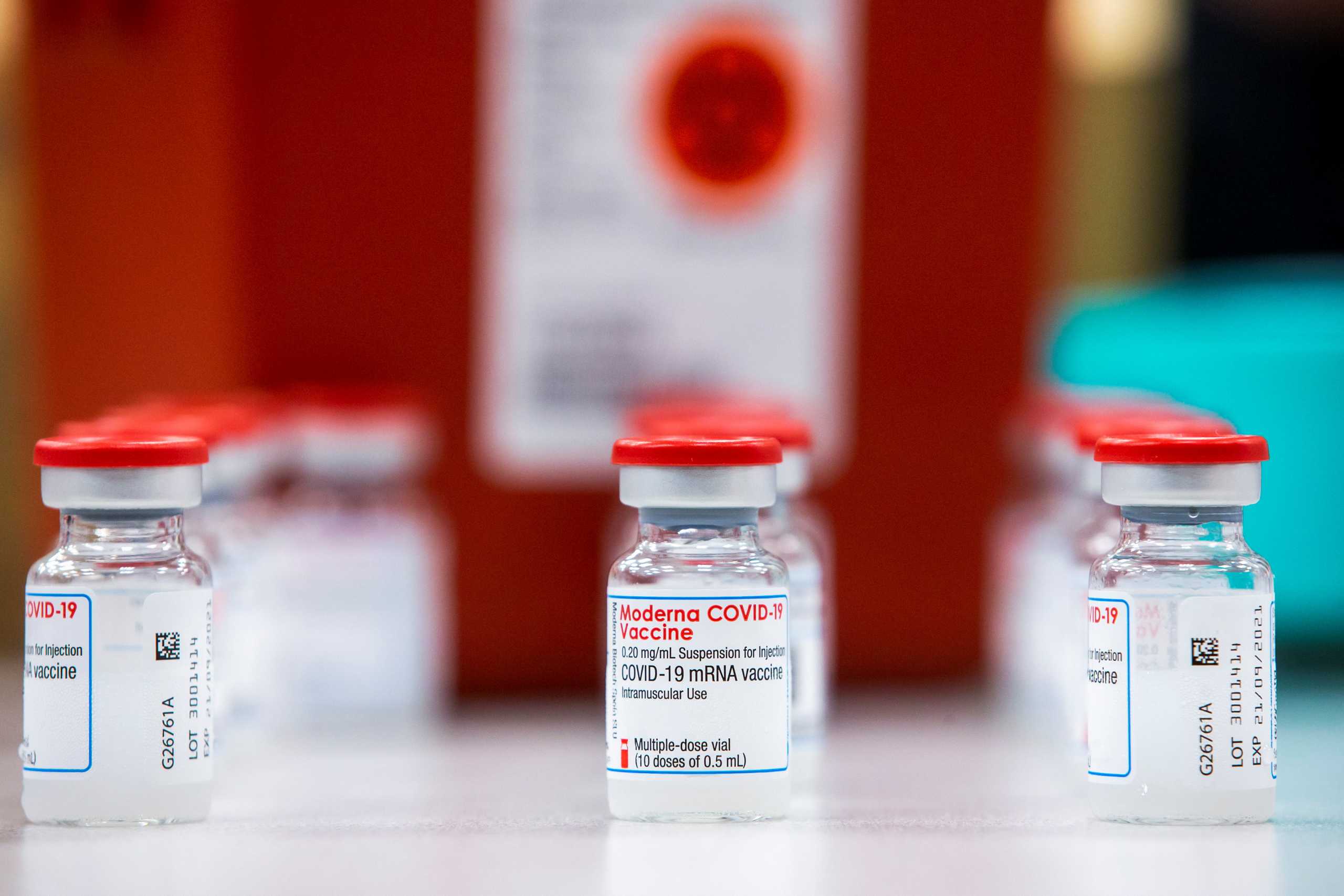 Εμβόλιο Moderna: Η Sanofi θα παρασκευάσει 200 εκατ. δόσεις