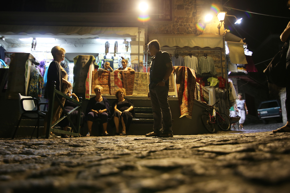 Το ελληνικό χωριό που έχει έναν από τους ομορφότερους πεζόδρομους του κόσμου