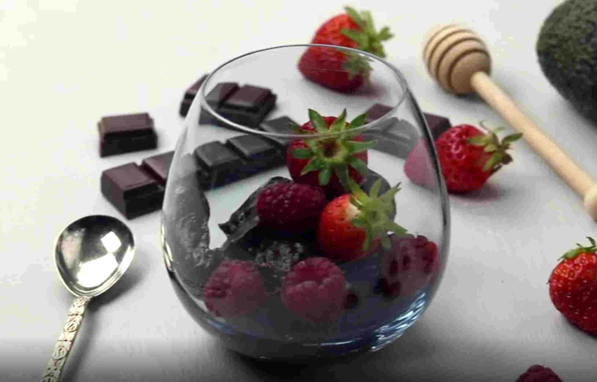 Συνταγή: Μους σοκολάτα αβοκάντο με κόκκινα φρούτα