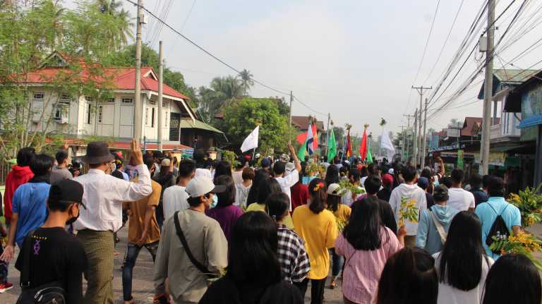 Πραξικόπημα Μιανμάρ: Ο στρατός άνοιξε πυρ εναντίον διαδήλωσης υγειονομικών – Πληροφορίες για θύματα (pics)