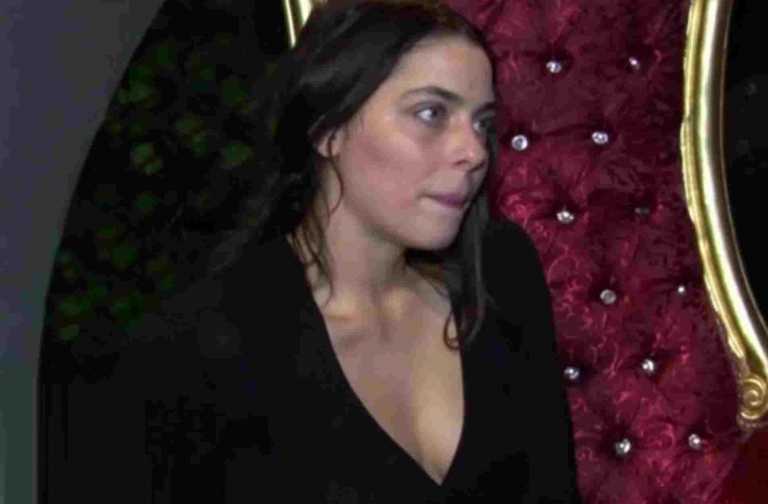 ÎœÏ…ÏÎ¹Î­Î»Î»Î± ÎšÎ¿Ï…ÏÎµÎ½Ï„Î®: Î¦Ï‰Ï„Î¿Î³ÏÎ±Ï†Î®Î¸Î·ÎºÎµ Î³Ï…Î¼Î½Î® ÎºÎ±Î¹ Î³Î¿Î½Î¬Ï„Î¹ÏƒÎµ Ï„Î¿