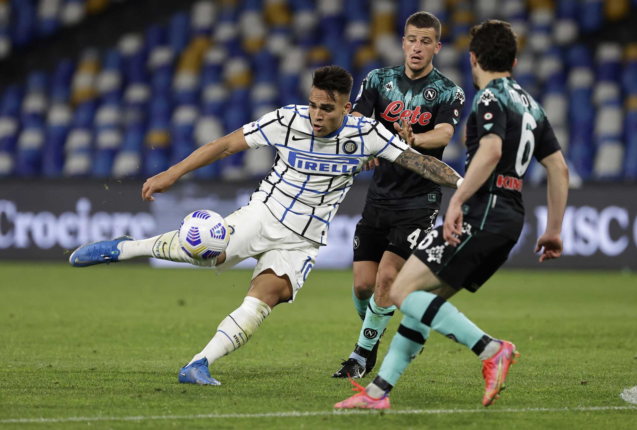 Soccer Football - Serie A - Napoli v Inter Milan - Stadio Diego Armando Maradona, Naples, Italy - April 18, 2021 Inter Milan's Lautaro Martinez in action with Napoli's Diego Demme REUTERS